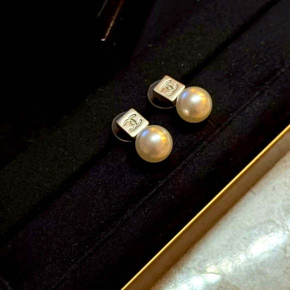 Like new Chanel silver pearl earrings CC logo - Picture 1 of 7